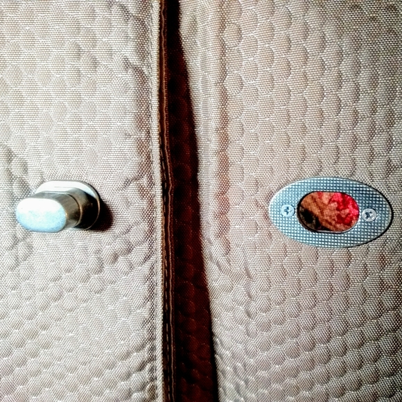 Smooth, Bubble Pattern Wristlet Clutch - Picture 13 of 16